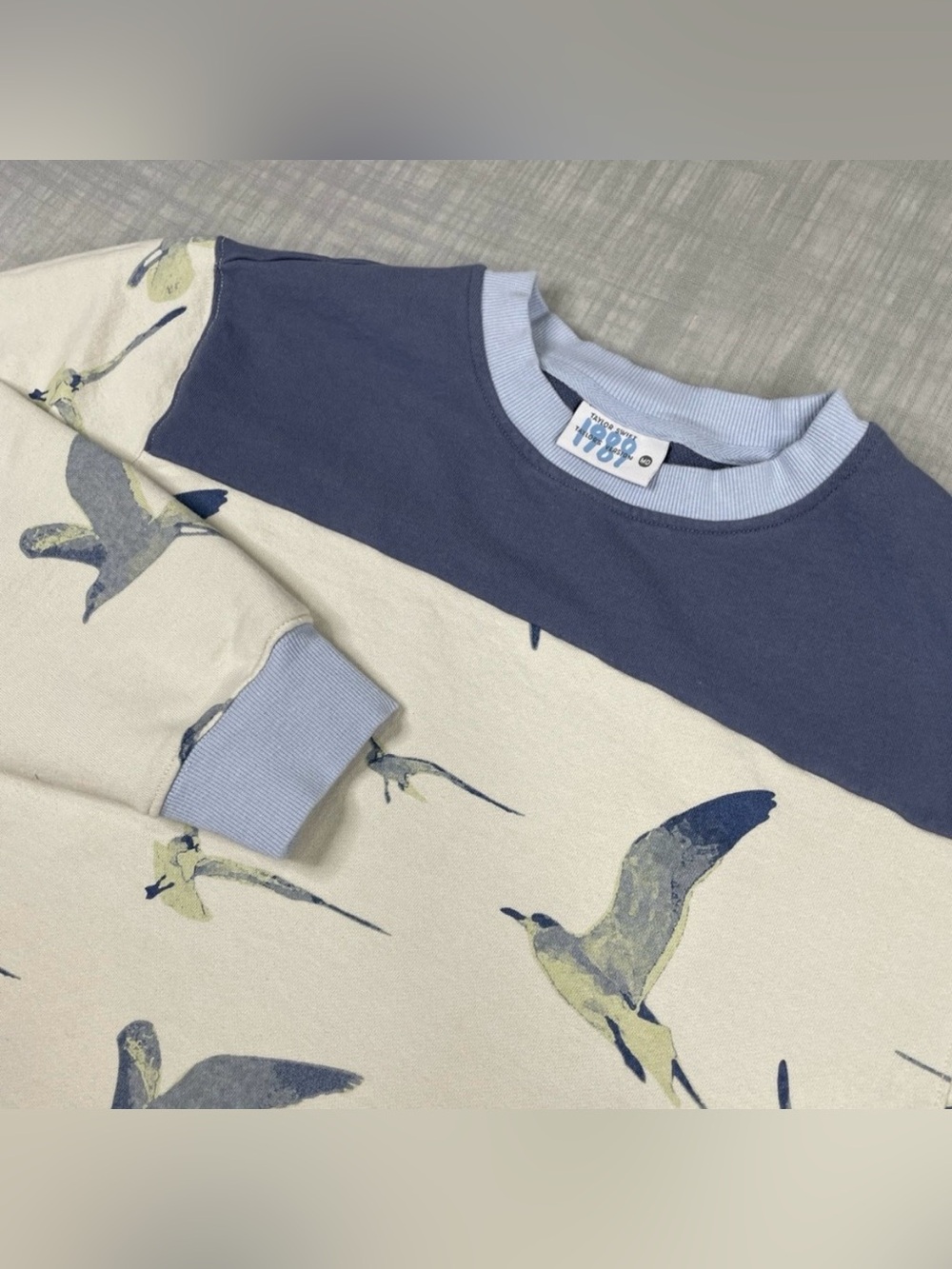 Taylor Swift Unisex Sz MEDIUM 1989 AOP Sweatshirt